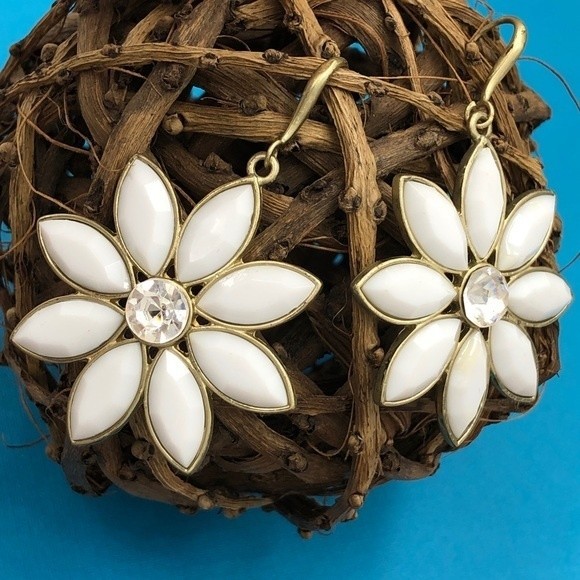 🌼 Daisy Flower White Dangle Earrings - Picture 1 of 2